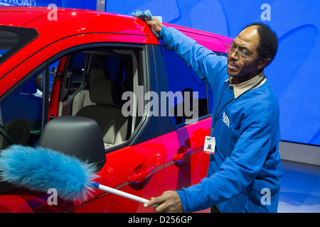 Detroit, Michigan - un travailleur polit une Ford Transit Connect Chariot au North American International Auto Show. Banque D'Images