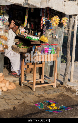 L'homme indien dans une rue de l'Inde rurale boutique / shack . L'Andhra Pradesh, Inde Banque D'Images