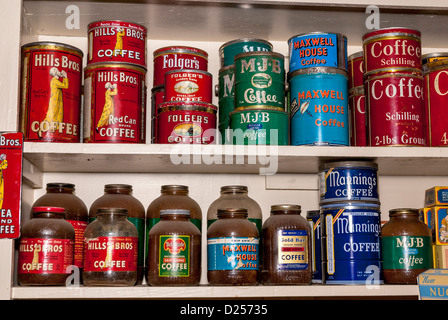 Anciens bidons de café sur un présentoir dans une ancienne vintage store Banque D'Images