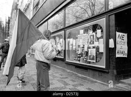 Novembre 1989 Révolution de Velours. Ouverture à la recherche de portraits à Alexander Dubcek et Mikhaïl Gorbatchev dans la place Venceslas Banque D'Images