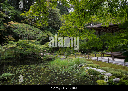 Vue sur l'étang dans Nanzenin Temple Gardens dans Nanzenji Temple complexe, Kyoto Japon Banque D'Images