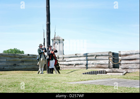 Fort Stanwix reenactors : Continental américain soldat d'artillerie holding musket derrière les murs du fort. Banque D'Images