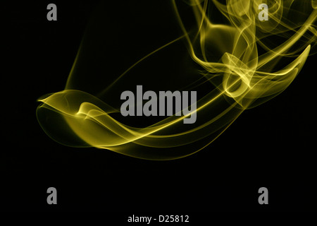La fumée jaune sur fond noir Banque D'Images