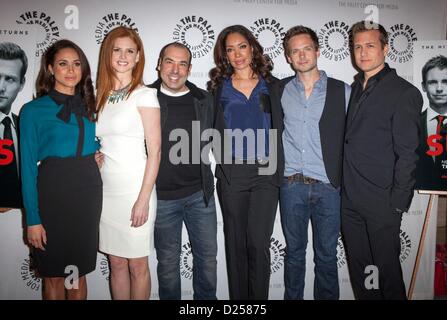 Los Angeles, Californie, USA. 14 janvier 2013. Meghan Markle, Sarah Rafferty, Rick Hoffman, Gina Torres, Patrick J. Adams, Gabriel Macht présents pour la Paley Center for Media présente une soirée avec des costumes, Paley Center for Media, Los Angeles, CA, 14 janvier 2013. Photo par : Emiley Schweich/Everett Collection Banque D'Images