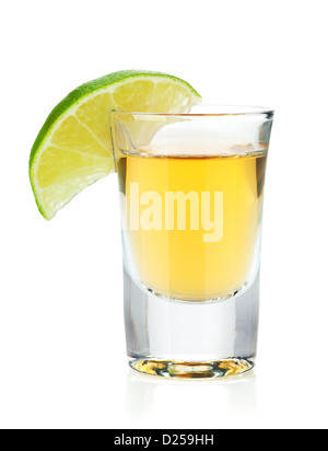 Shot de tequila gold avec tranche de lime. Isolé sur fond blanc Banque D'Images