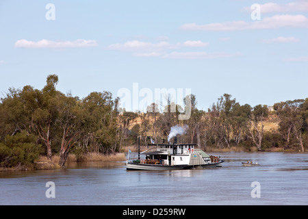 La vapeur à aubes Oscar W en aval sur le fleuve Murray près de Mildura, Australie. Banque D'Images