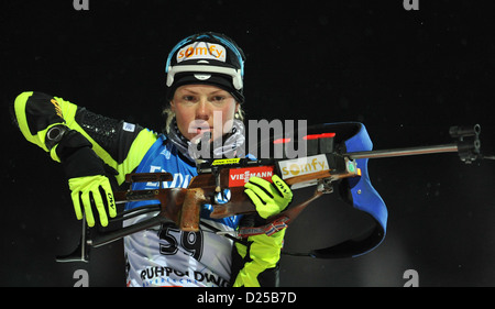 La biathlète française Marie Dorin Habert se distingue avec son fusil vers la plage de prise de vue au cours de l'7,5 kilomètre de la Coupe du Monde de sprint à Chiemgau Arena à Ruhpolding, en Allemagne, le 11 janvier 2013. Habert a pris la cinquième place. Photo : Andreas Gebert Banque D'Images