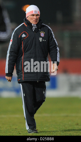 L'entraîneur-chef de Munich Jupp Heynckes marche à travers le terrain pendant le test match entre Bayern MunichMünchen-mer et au Sportpark à Unterhaching, Allemagne, 13 janvier 2013. Photo : Marc Mueller Banque D'Images