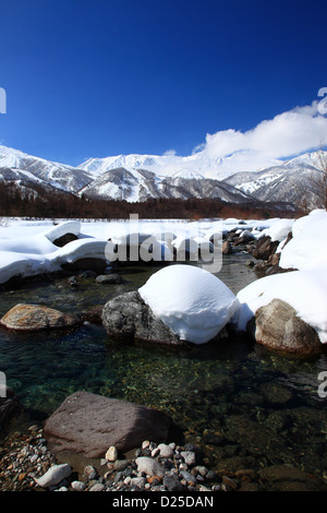 La neige et la rivière à Hakuba, Nagano Prefecture Banque D'Images