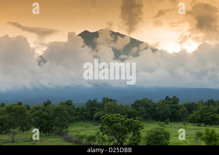 Coucher de soleil sur le volcan Gunung Agung, le plus haut sommet de Bali. Banque D'Images