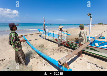 BALI - 13 février. Les pêcheurs de ligne Jimberan Beach le 13 février 2012 à Bali, Indonésie. Banque D'Images