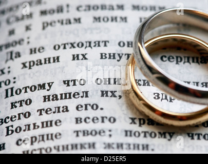 Les anneaux de mariage et de la bible en russe Banque D'Images