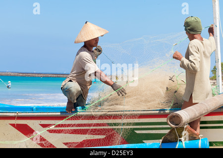 BALI - 13 février. Les pêcheurs de ligne Jimberan Beach le 13 février 2012 à Bali, Indonésie. Banque D'Images