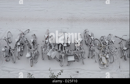 Vue aérienne de bicyclettes garées dans la rue, couverte de neige Banque D'Images