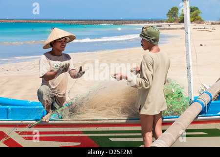BALI - 13 février. Les pêcheurs de ligne Jimberan Beach le 13 février 2012 à Bali, Indonésie. Banque D'Images