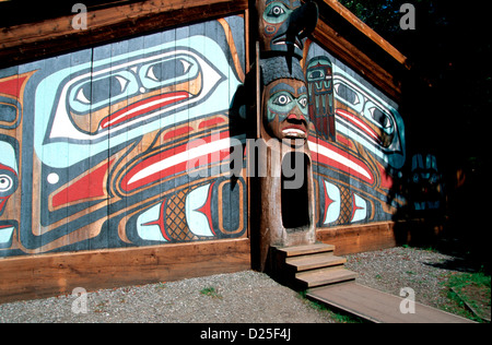 Maison de clans traditionnels au parc historique d'état de Totem Bight, Ketchikan, Alaska Banque D'Images