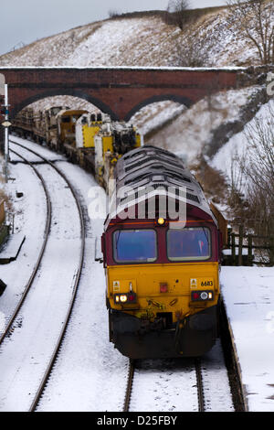 Kirkby Stephen, Cumbria Lundi 14 Janvier, 2013 : Diesel Train approchant Kirby Stephen Hill, sur le règlement de la Carlisle. Les chemins de fer sont exploités dans des conditions difficiles après une nuit de neige et des températures glaciales. Banque D'Images