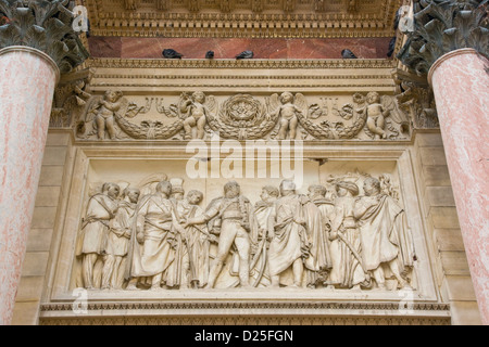 Bas-reliefs représentant des victoires de Napoléon sur l'Arc de triomphe du Carrousel Paris France Europe Banque D'Images