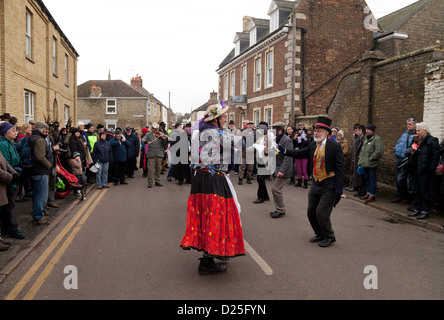 La chasse aux vieux Molly Morris Dancing in the street, Whittlesey Fête de l'ours de paille Cambridgeshire UK 2013 Banque D'Images