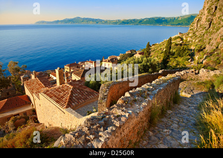 Vue aérienne de l'Île Byzantine de Monemvasia ville-château avec acropole sur le plateau. Péloponnèse, Grèce Banque D'Images