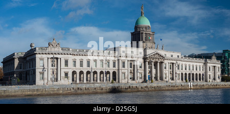 Le Custom House, l'un des plus emblématiques bâtiments de Dublin, Irlande, située sur la rive nord de la rivière Liffey Banque D'Images