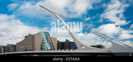 Le Samuel Beckett Bridge sur la rivière Liffey, Dublin, Irlande, avec la National Conference Center de l'arrière-plan Banque D'Images