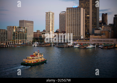 Le port de Sydney catamaran ferries arrivant à Circular Quay Ferry Terminal au coucher du soleil avec Sydney CBD en arrière-plan Banque D'Images