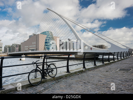 À l'est le long de la rivière Liffey vers le pont Samuel Beckett, de Sir John Rogerson's Quay, docks de Dublin, Dublin, Irlande Banque D'Images