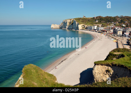 Célèbres falaises d'Etretat et de l'arche "chaudron" dans l'arrière-plan. Étretat est une commune française, située dans le Var en France Banque D'Images