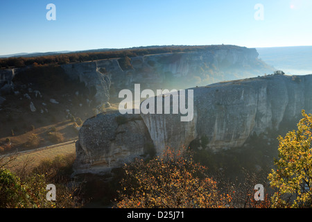 Mountain. Cité troglodytique Eski-Kermen, Crimea, Ukraine VI-XIV siècles Banque D'Images