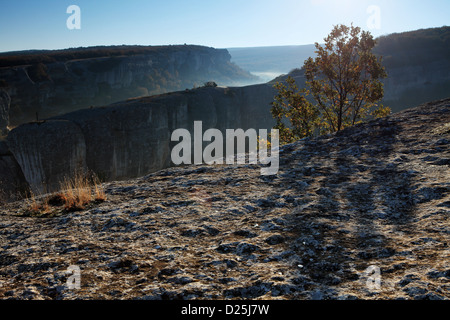 Mountain. Cité troglodytique Eski-Kermen, Crimea, Ukraine VI-XIV siècles Banque D'Images