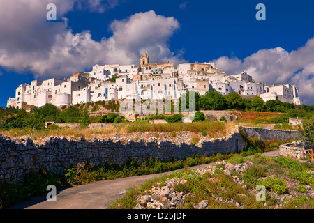 La ville médiévale fortifiée de murs blancs de la colline d'Ostuni, la Ville Blanche, Pouilles, Italie. Banque D'Images