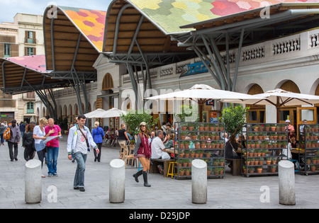 Espagne, Barcelone, l'entrée principale du marché de Santa Caterina, restauré par les architectes Miralles et Tagliabue. Banque D'Images