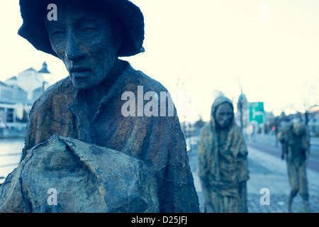 La famine memorial statues de l'artiste irlandais Rowan Gillespie sur Custom House Quay Dublin frontre l'eau public irlandais Banque D'Images