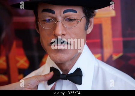 L'acteur Portugais Paulo Pires habillé comme le poète Fernando Pessoa, Lisbonne, Portugal. Banque D'Images