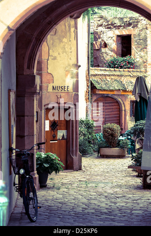 Bike leaning against wall sous une arche Banque D'Images