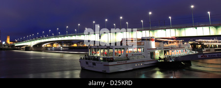 Deutzer pont sur le Rhin, la ville de Cologne en Rhénanie du Nord-Westphalie, Allemagne, Europe Banque D'Images