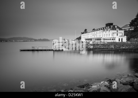 Le pont de Skye photographié dans une longue exposition de Kyle of Lochalsh avec l'hôtel et le quai à l'avant-plan Banque D'Images