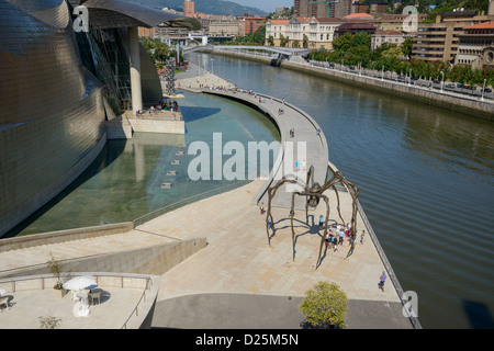 La sculpture de l'araignée géante en face de la Guggenheim Bilbao musée par Frank Gehry. Ría del Nervión. Banque D'Images
