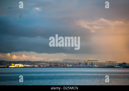 Port de Belfast au coucher du soleil avec les montagnes de Mourne en arrière-plan Banque D'Images