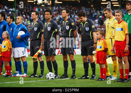 Le corps d'arbitrage et les joueurs de l'Italie et l'Ukraine s'aligner avant une Coupe du Monde 2006 match quart de finale. Banque D'Images