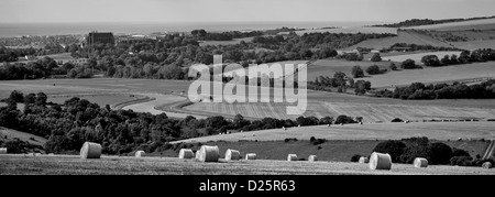 La récolte de l'été sur des bottes de paille dans un champ avec vue sur la rivière Adur vallée, village de ponction, West Sussex, England, UK Banque D'Images