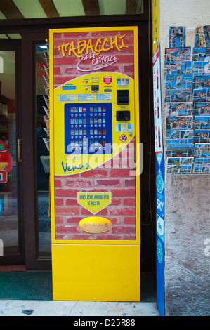 Distributeur automatique de cigarettes la ville de Vérone Vénétie Italie du nord Europe Banque D'Images