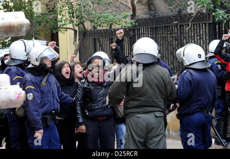 Athènes, Grèce. 15 janvier 2013. La police et les forces de police de l'unité antiterroriste grecque EKAM quitter les territoires villa 'Lela Karagianni' à Athènes, Grèce, le 15 janvier 2013. Les squatters à être enlevé par la police. Photo : Giorgos Nikolaidis / Art de se concentrer Banque D'Images