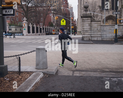 Homme qui court de l'hiver de la ville de New York Banque D'Images