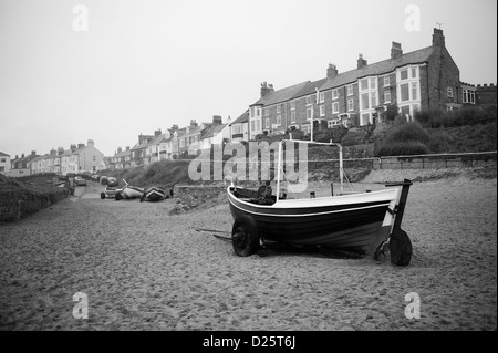 Vieux bateaux de pêche sur la plage de Marske par la mer à Cleveland, en Angleterre. Banque D'Images