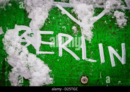 Le nom de la ville écrit sur un bac recouvert de neige à Berlin, Allemagne Banque D'Images