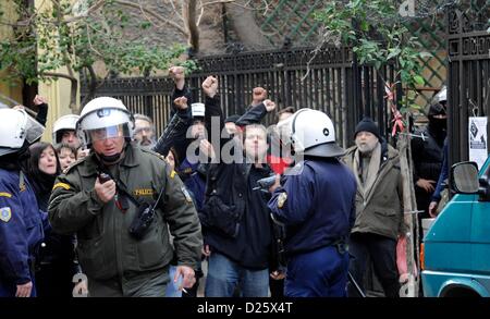 Athènes, Grèce. 15 janvier 2013. La police et les forces de police de l'unité antiterroriste grecque EKAM quitter les territoires villa 'Lela Karagianni' à Athènes, Grèce, le 15 janvier 2013. Les squatters à être enlevé par la police. Photo : Giorgos Nikolaidis / Art de se concentrer Banque D'Images