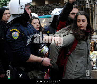 Athènes, Grèce. 15 janvier 2013. La police et les forces de police de l'unité antiterroriste grecque EKAM quitter les territoires villa 'Lela Karagianni' à Athènes, Grèce, le 15 janvier 2013. Les squatters à être enlevé par la police. Photo : Giorgos Nikolaidis / Art de se concentrer Banque D'Images