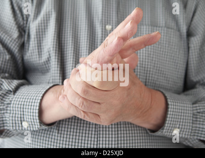 Un homme tente de restaurer sensation dans sa main en appuyant sur Banque D'Images